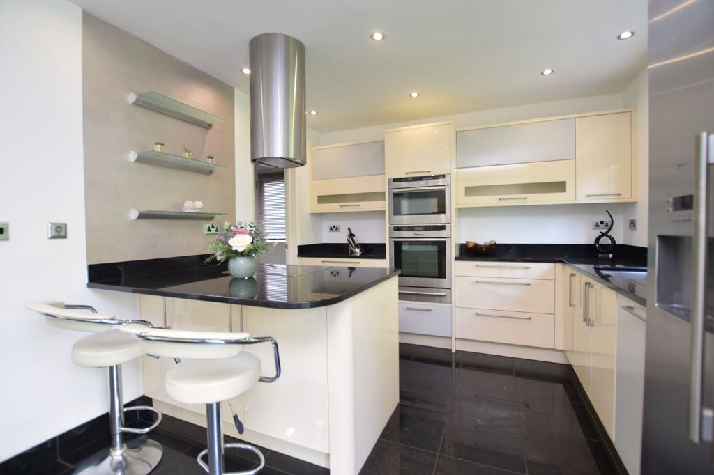 Property photo 3 of 23