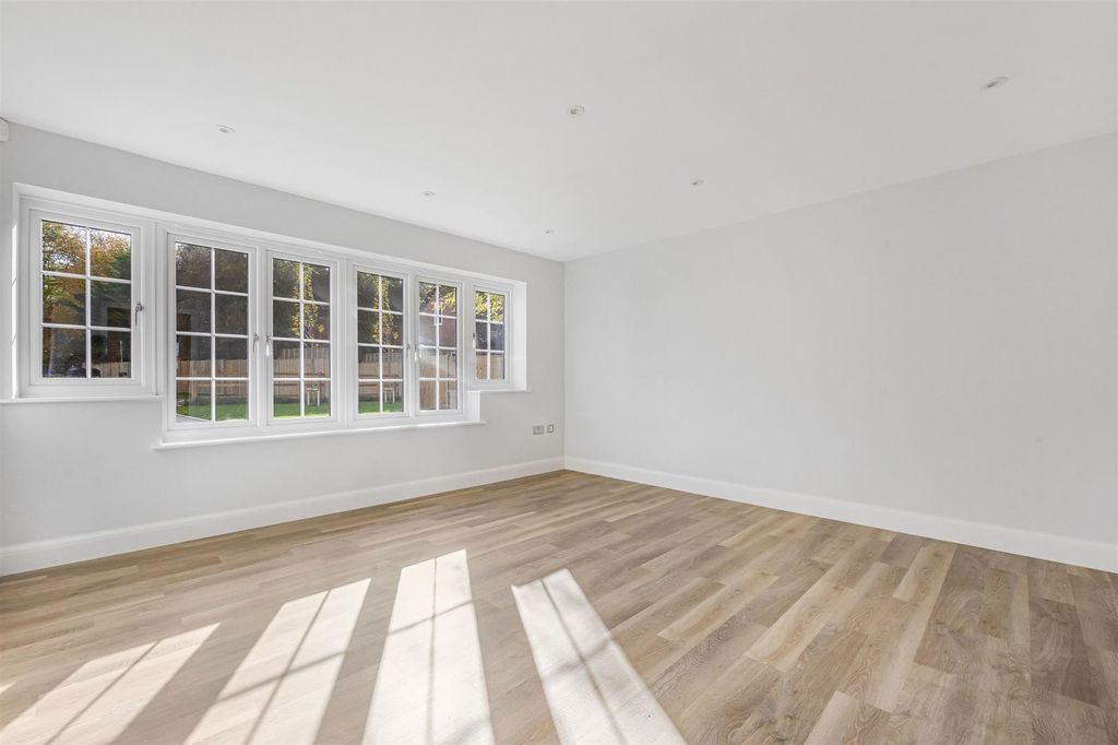 Property photo 2 of 15 33_65817 For Web.Jpg