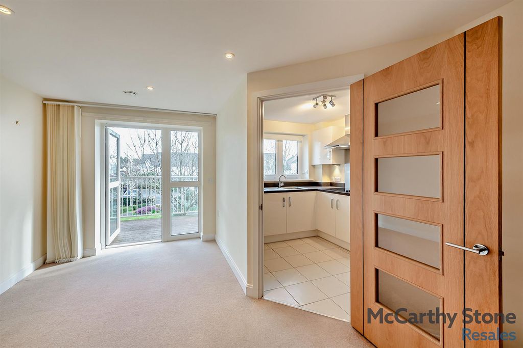 Property photo 3 of 21 Living Room