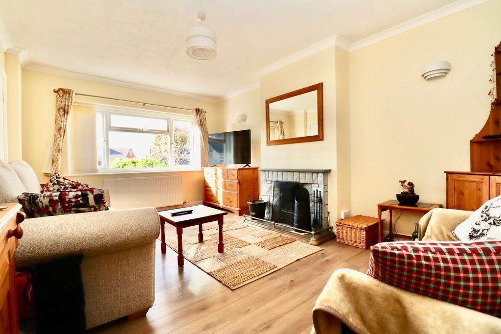 Property photo 2 of 22 Living Room