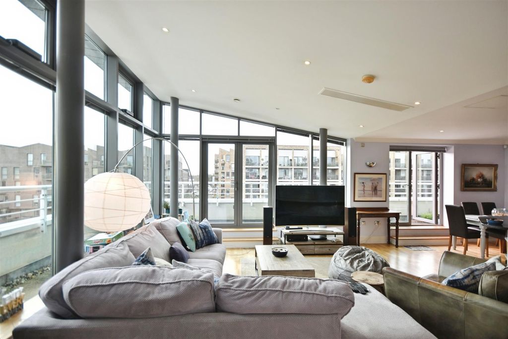 Property photo 2 of 25