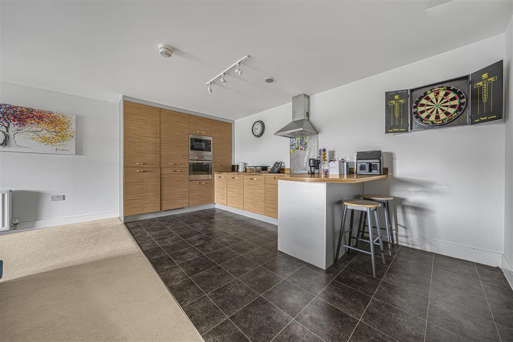 Property photo 2 of 10 199 Burghley Court, Maidenhead, Sl6 1Aw5.Jpg