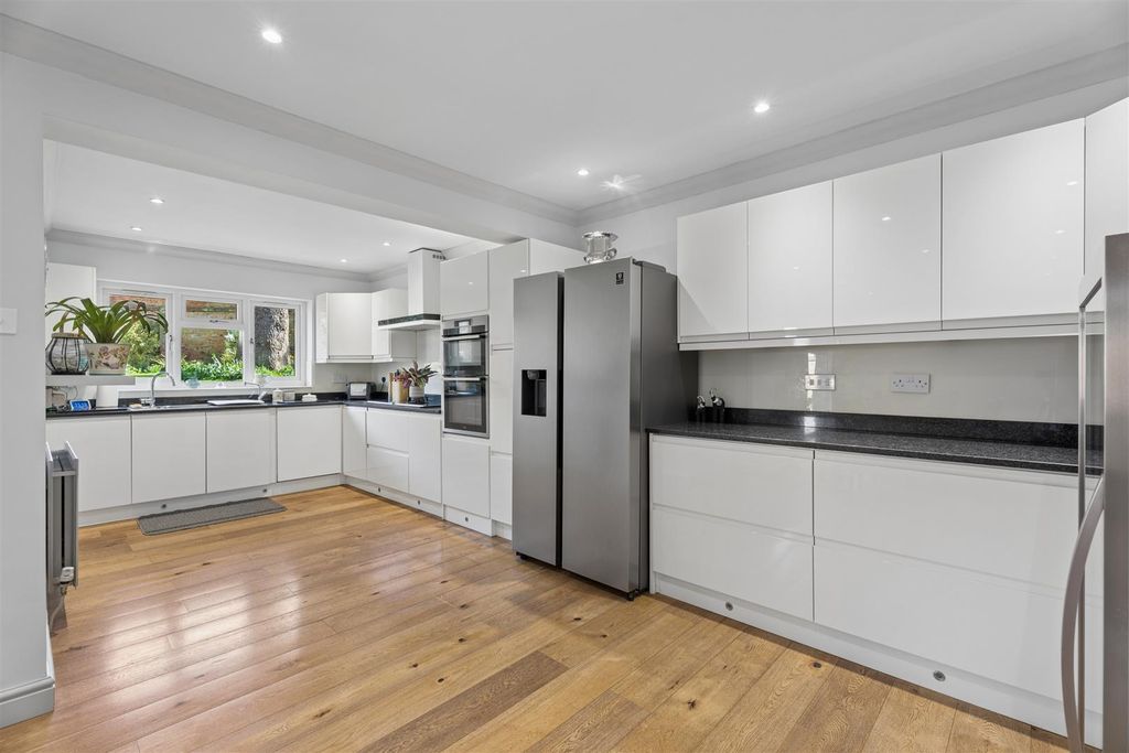 Property photo 2 of 27