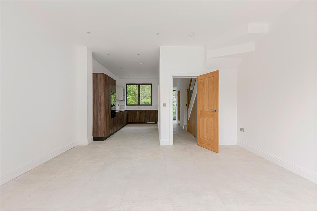 Property photo 3 of 41 Pino Way, E4
