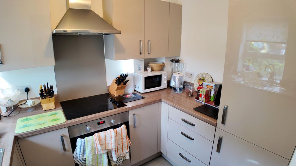 Property photo 3 of 10 Kitchen