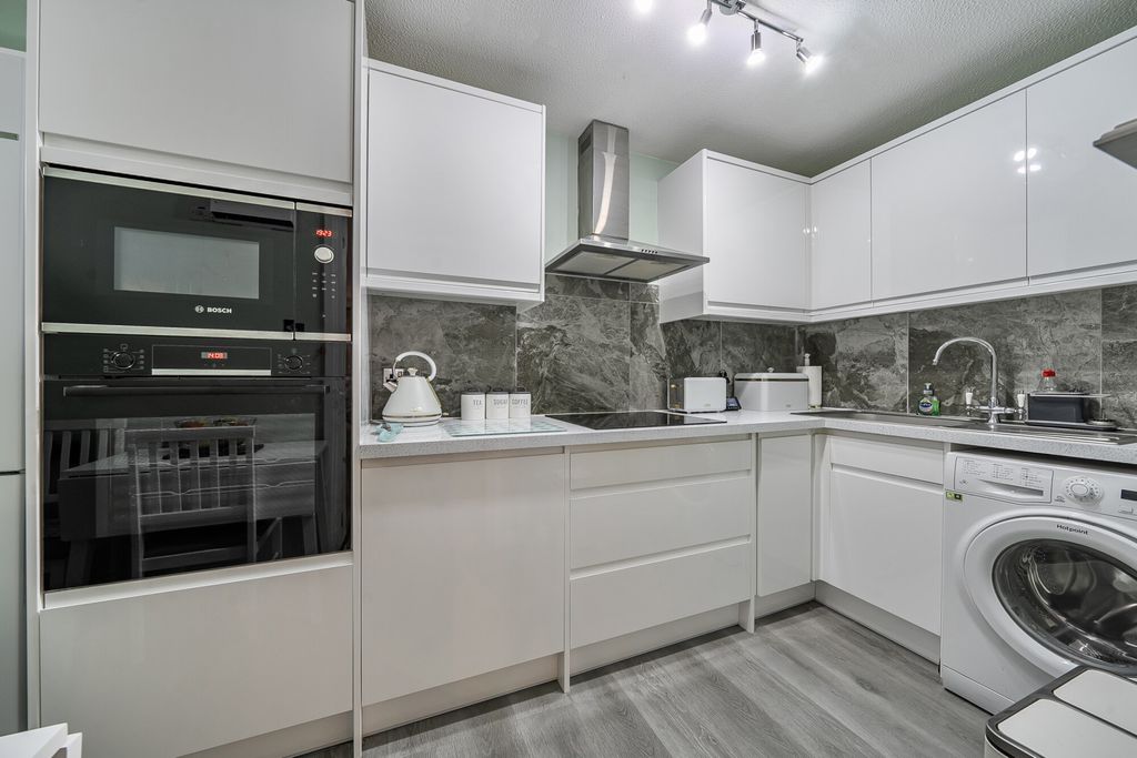 Property photo 3 of 9 1417870-12-699710...