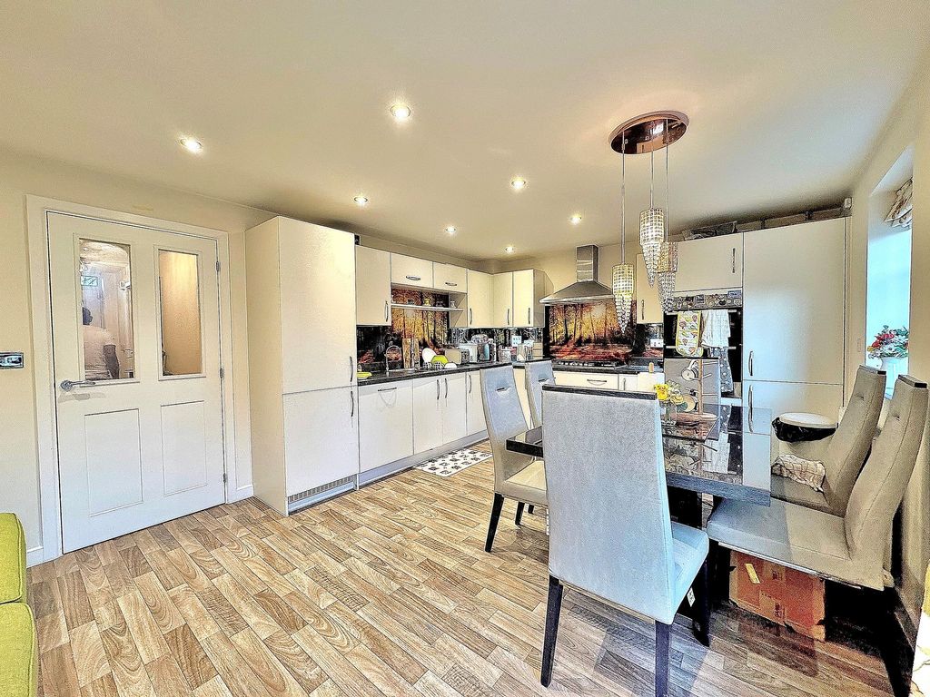 Property photo 3 of 12 Kitchen/Dining Room
