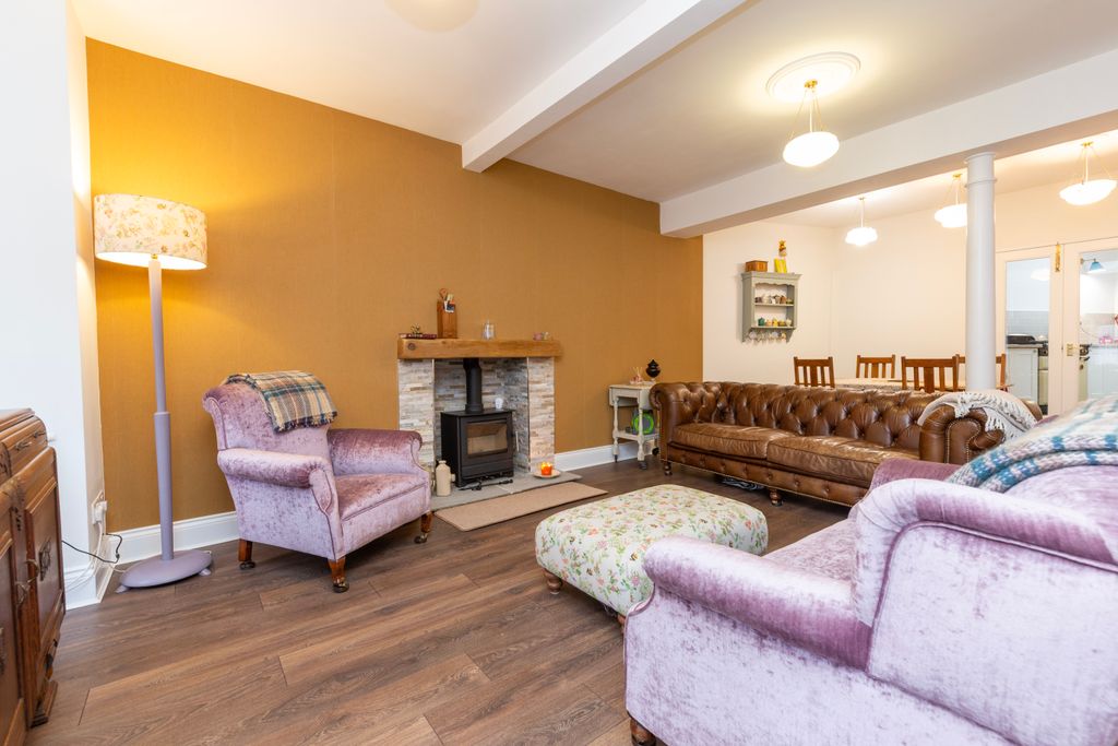 Property photo 3 of 24 Lounge