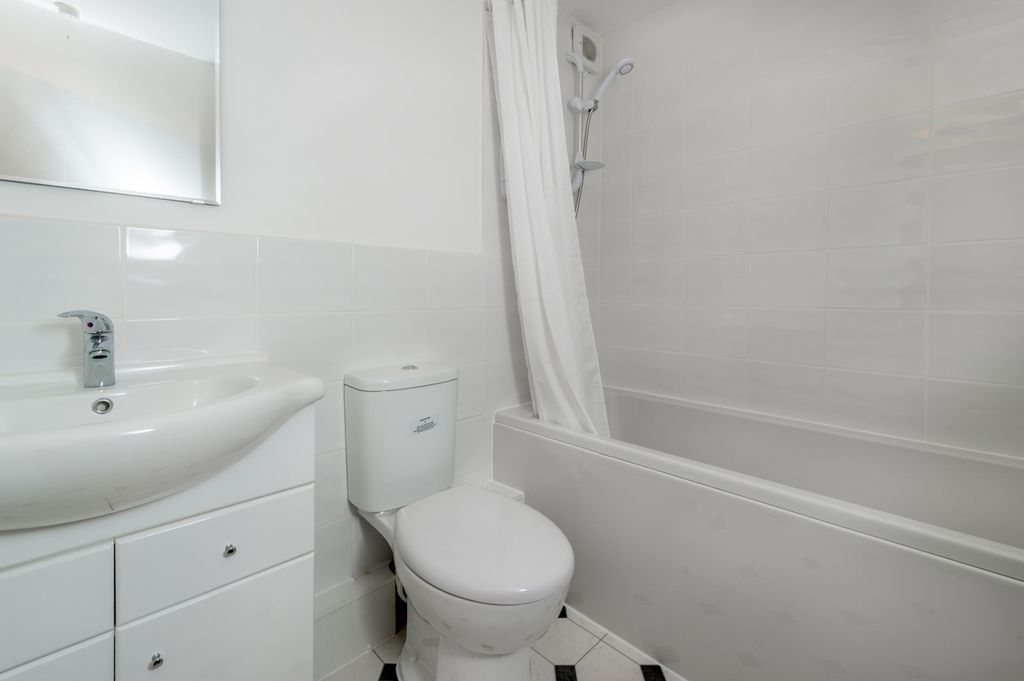 Property photo 3 of 7 Bathroom