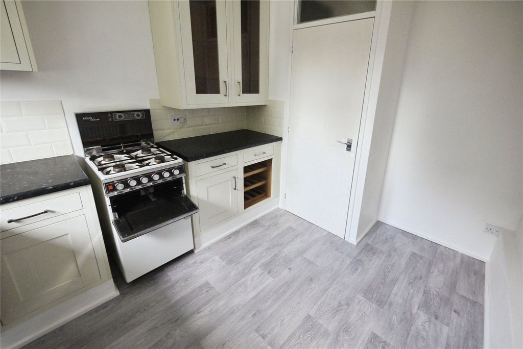 Property photo 3 of 10 Kitchen
