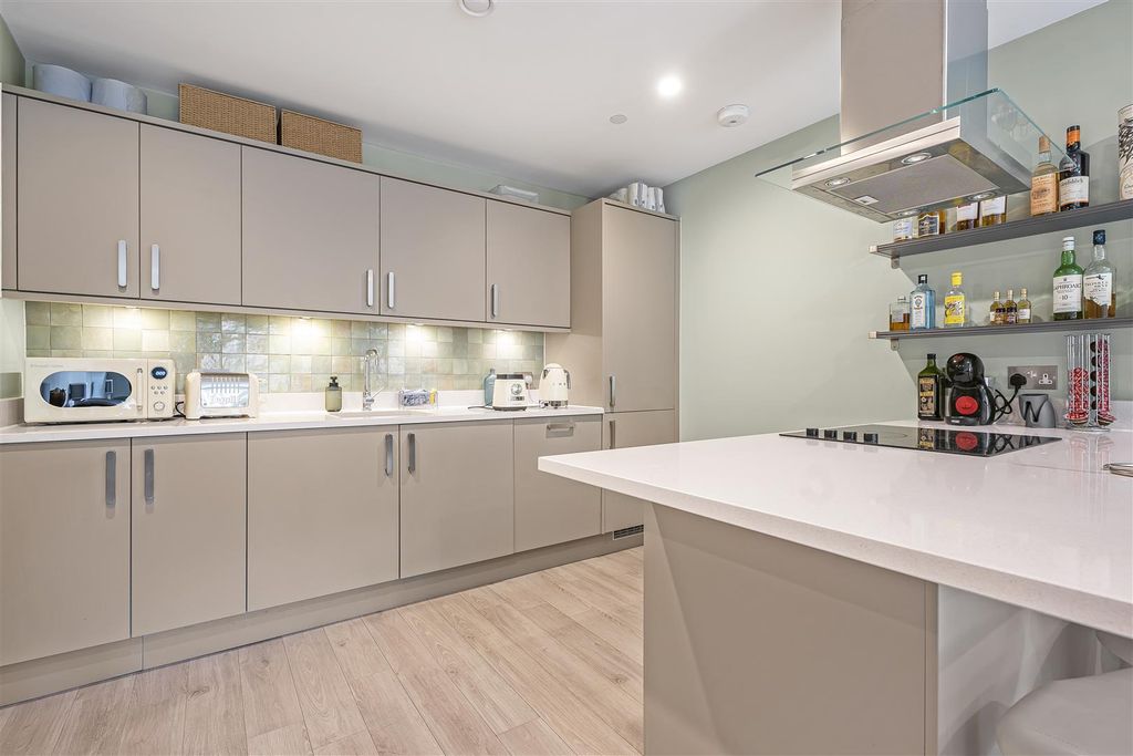 Property photo 3 of 14 Luxury Fitted Kitchen Area