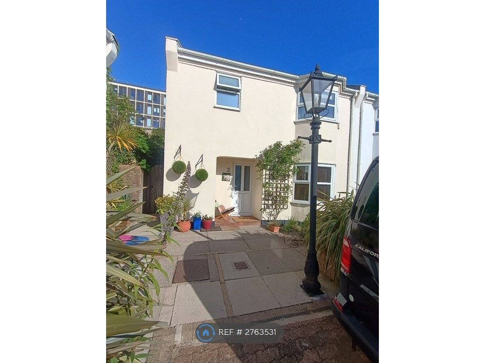 Property photo 2 of 25 Private Gated Mews Property 2 Mins Churchill Sq