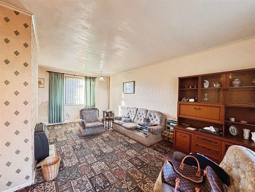 Property photo 3 of 17 Lounge