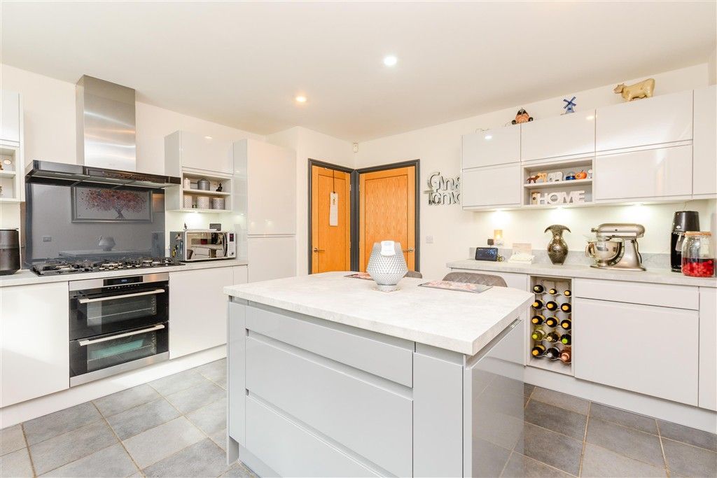 Property photo 2 of 18 Kitchen/Breakfast Room