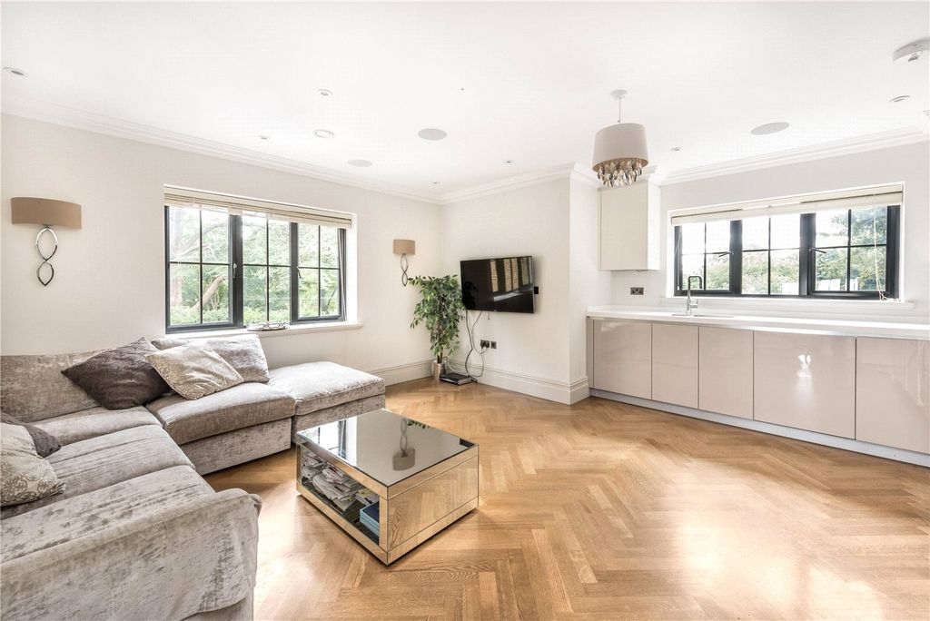 Property photo 2 of 10 Sitting Room/Kitchen