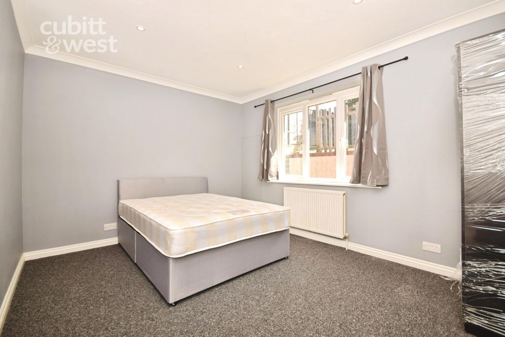 Property photo 1 of 11 Room 4