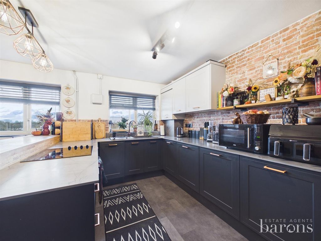 Property photo 2 of 12 Cam05500G0-Pr0139-Still010.Jpg