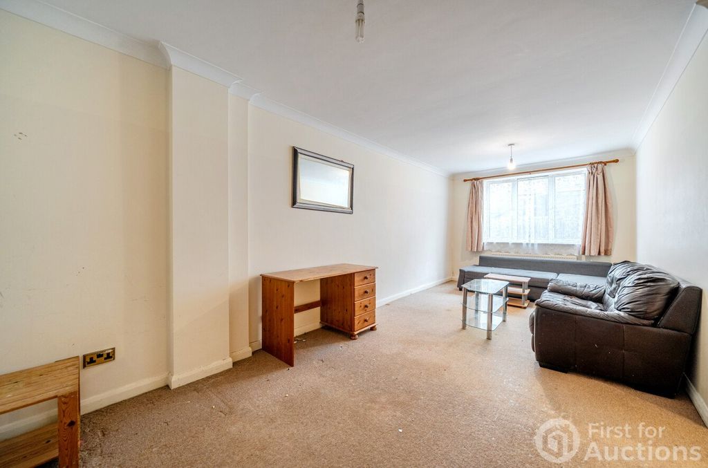 Property photo 2 of 8 Picture No. 12