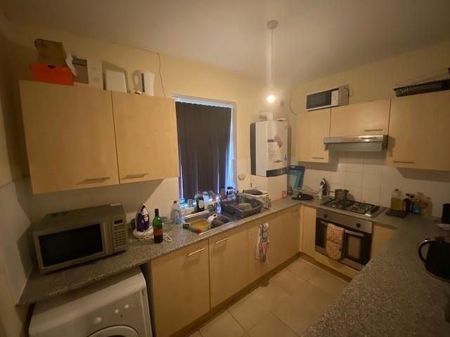 Property photo 3 of 11 Kitchen