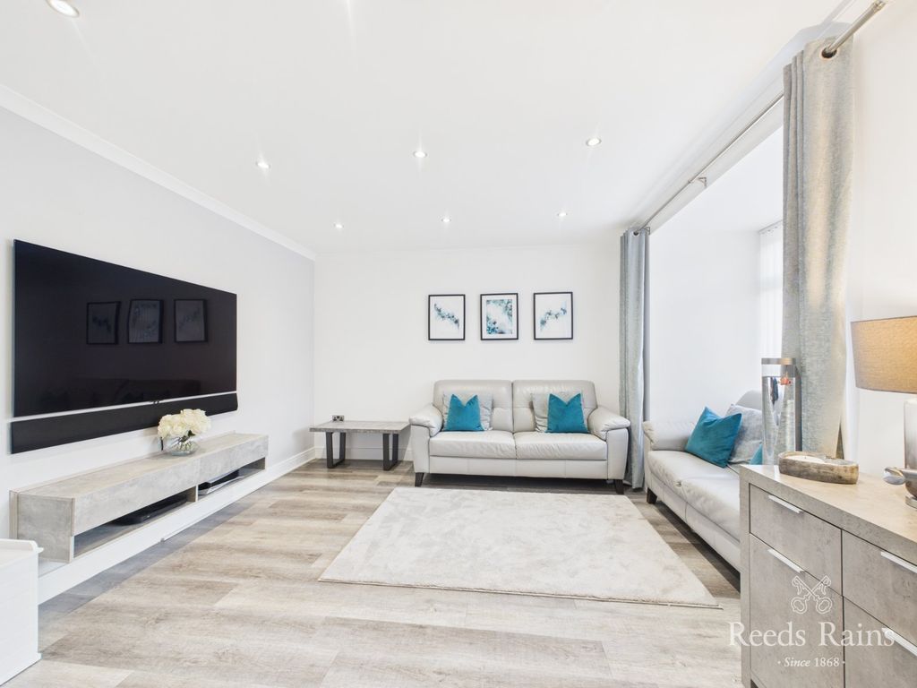 Property photo 3 of 23 Sitting Room