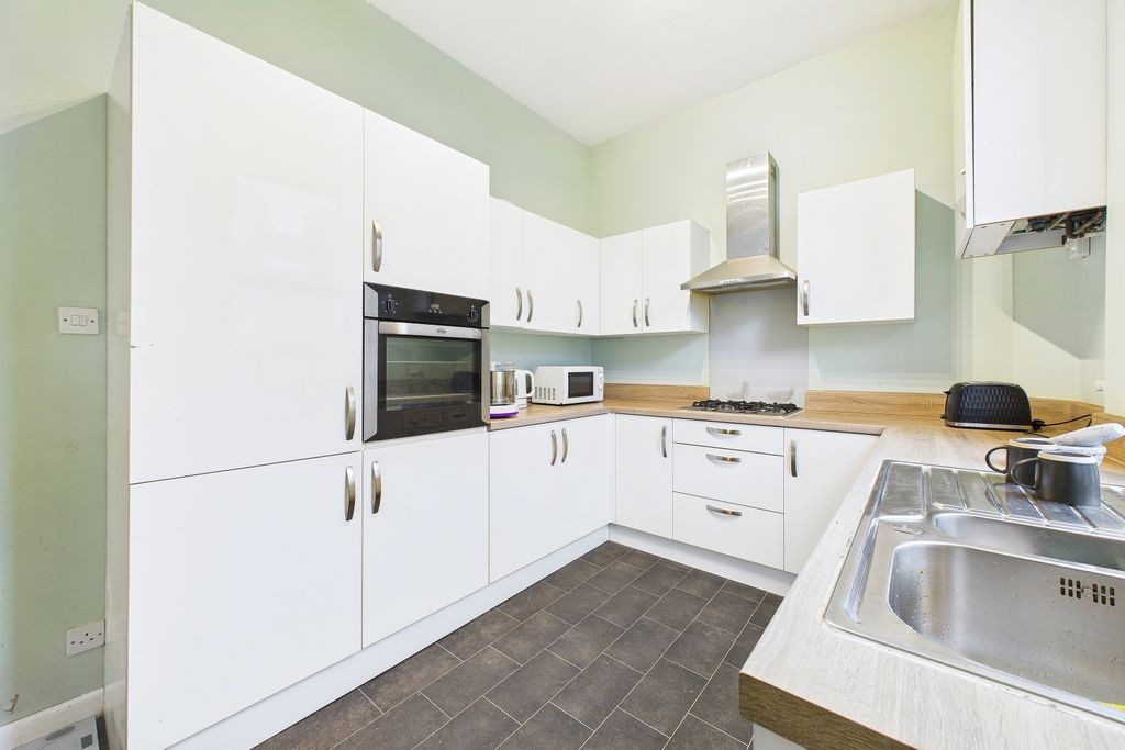 Property photo 3 of 8 Kitchen