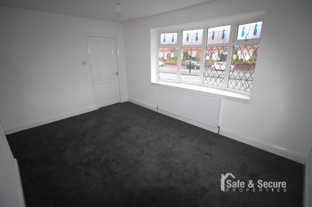 Property photo 3 of 16 Living Room (1)