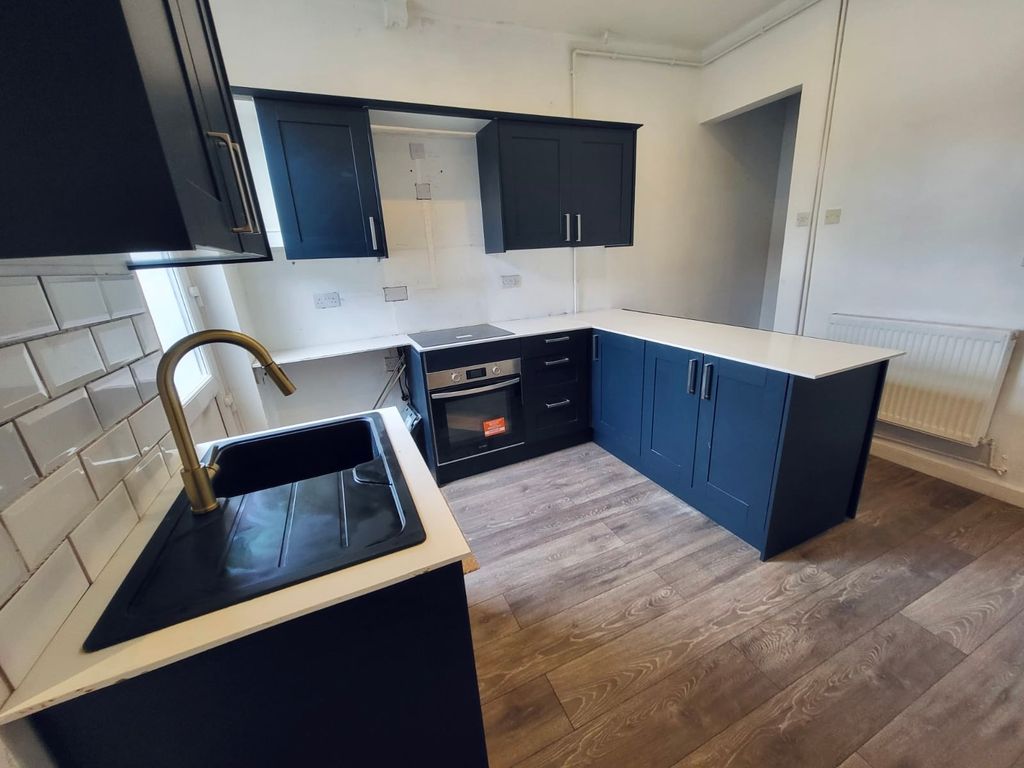 Property photo 3 of 7 Kitchen