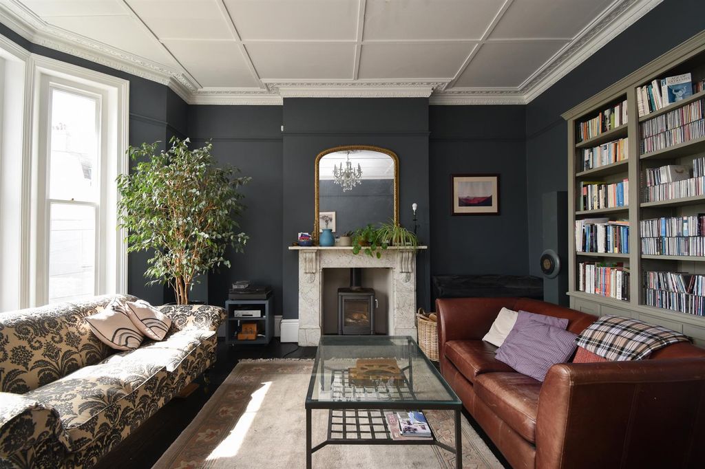 Property photo 3 of 35 Living Room