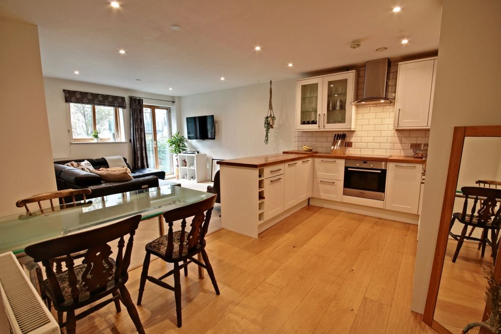 Property photo 1 of 32 101 Qmh - Reception-Window