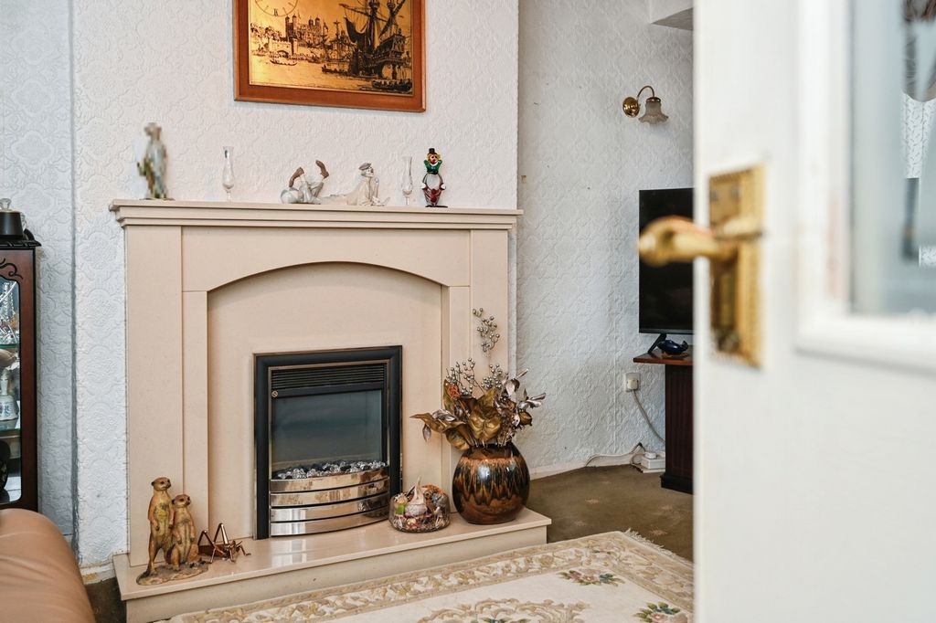 Property photo 3 of 21 Living Room