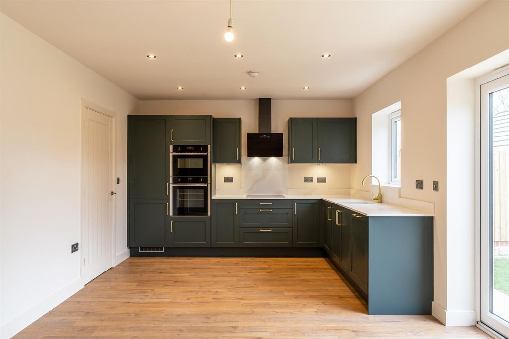 Property photo 2 of 19 Kitchen