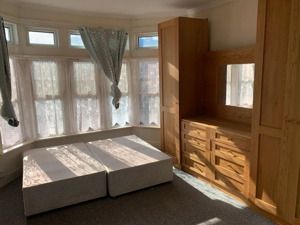 Property photo 1 of 6 Bright And Spacious Double Bedroom Featuring Large...