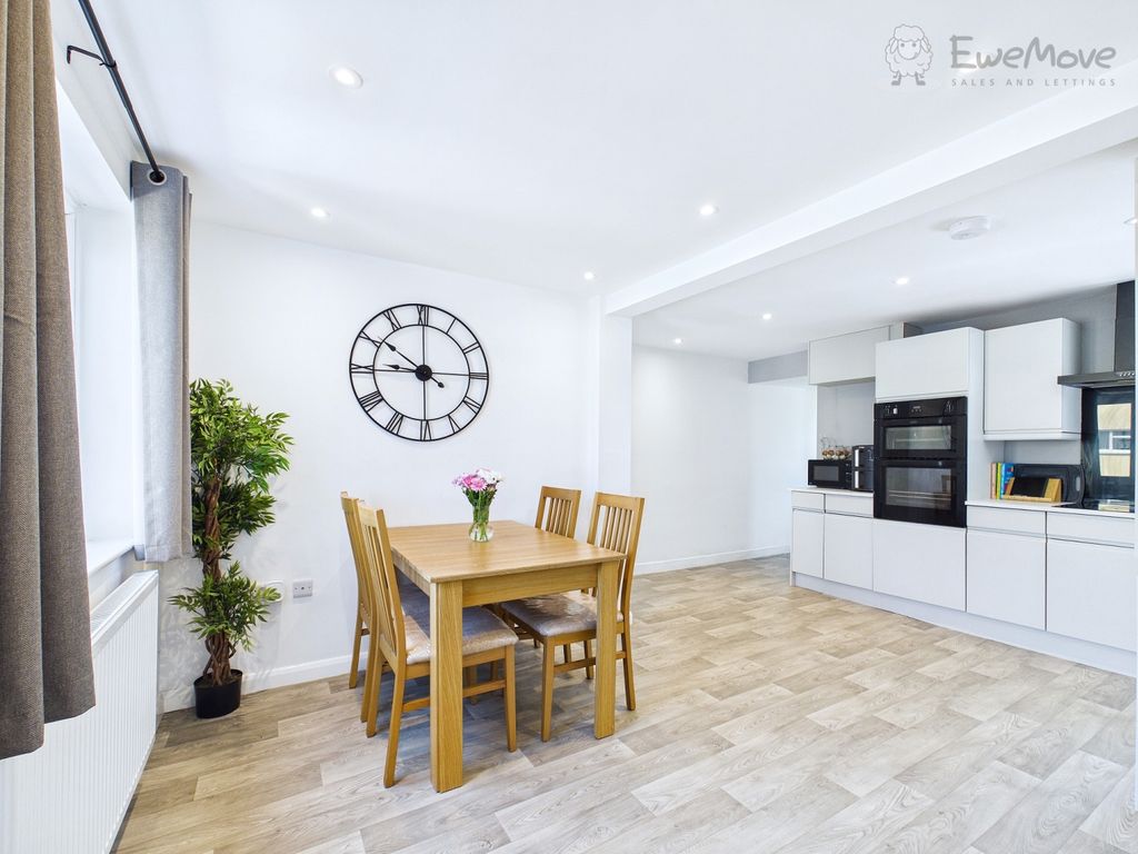 Property photo 3 of 16 Ewemove South Molton - Kingsway