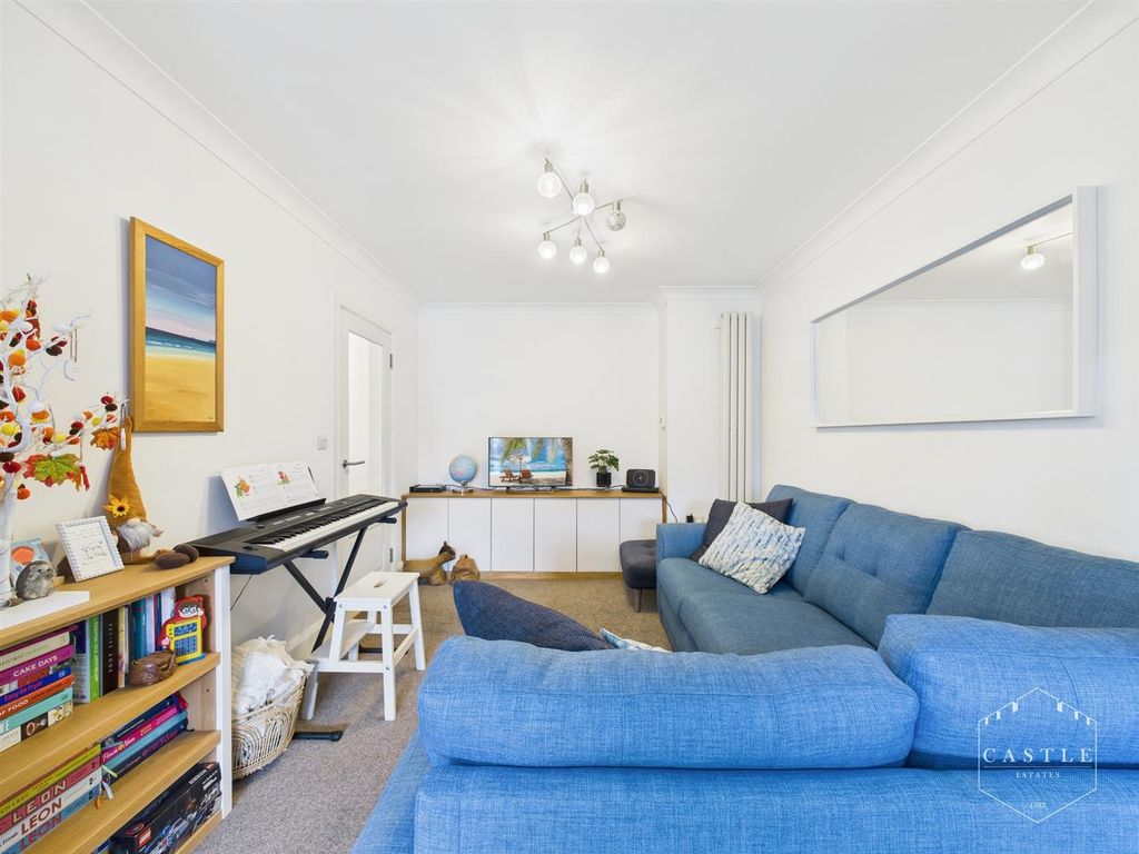 Property photo 3 of 18 Lounge