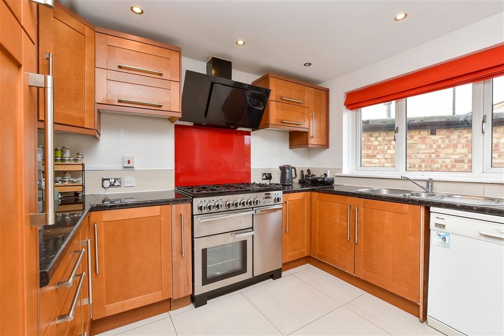 Property photo 2 of 10 Kitchen