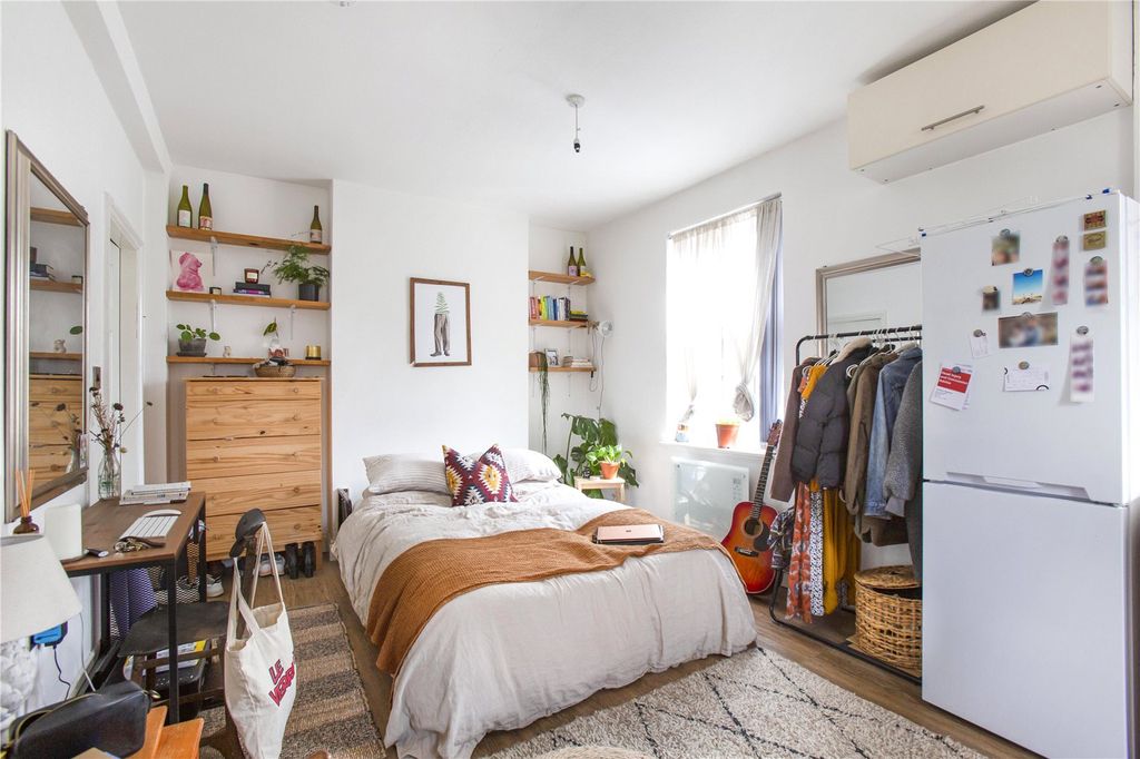 Property photo 2 of 9 Bedroom