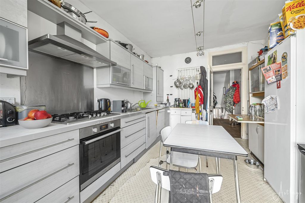 Property photo 3 of 30 Kitchen
