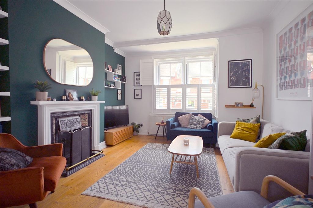 Property photo 2 of 18 Sitting Room
