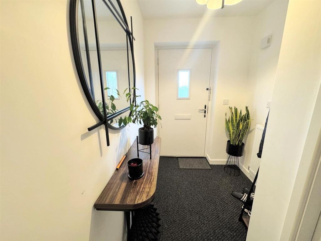 Property photo 2 of 16 Entrance Hall