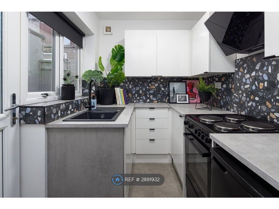Property photo 2 of 7 Kitchen