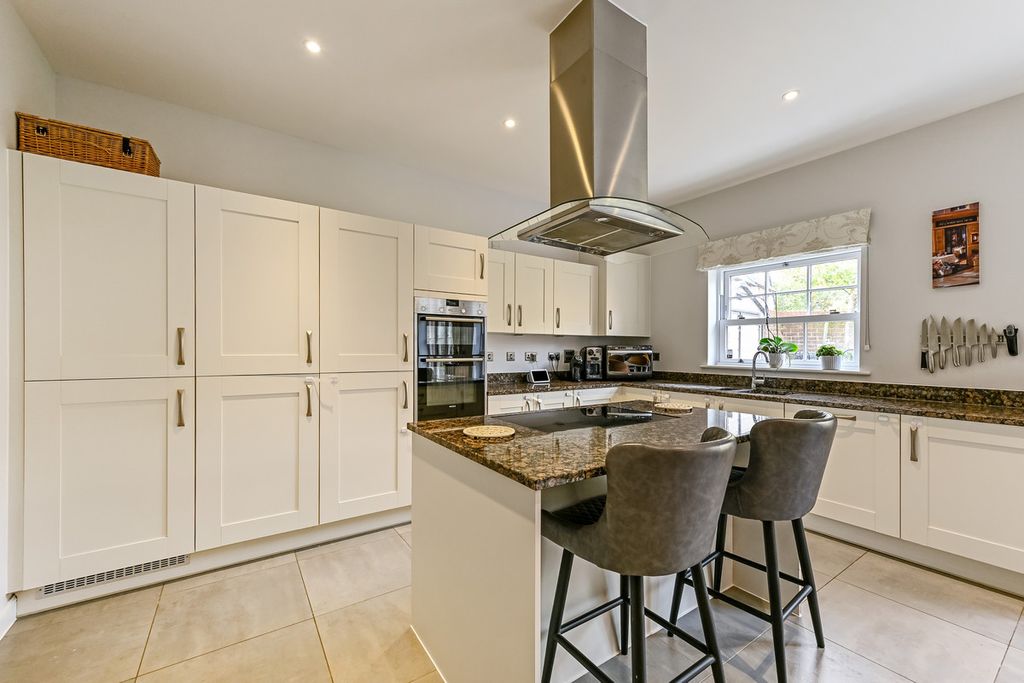 Property photo 2 of 33