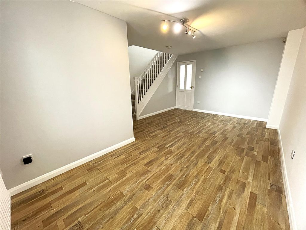 Property photo 3 of 31 Lounge