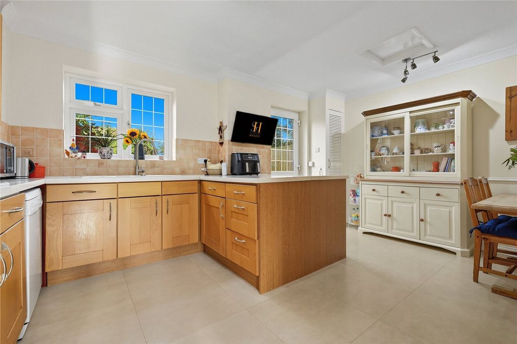 Property photo 3 of 18 Kitchen/Breakfast