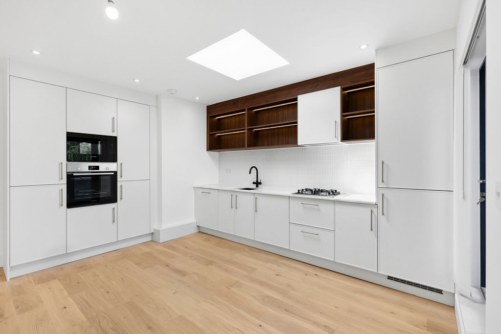 Property photo 3 of 15 Plot 11 Kitchen