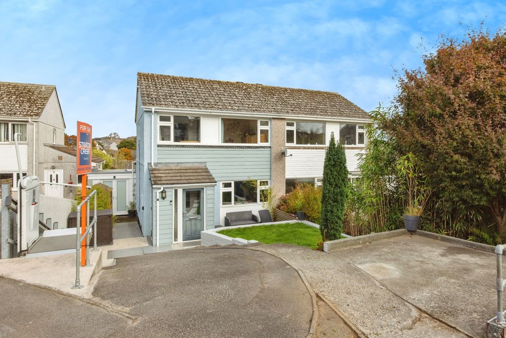 Property photo 3 of 17 Front Aspect