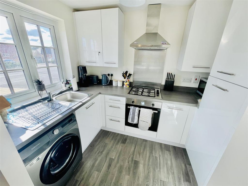 Property photo 3 of 13 Kitchen