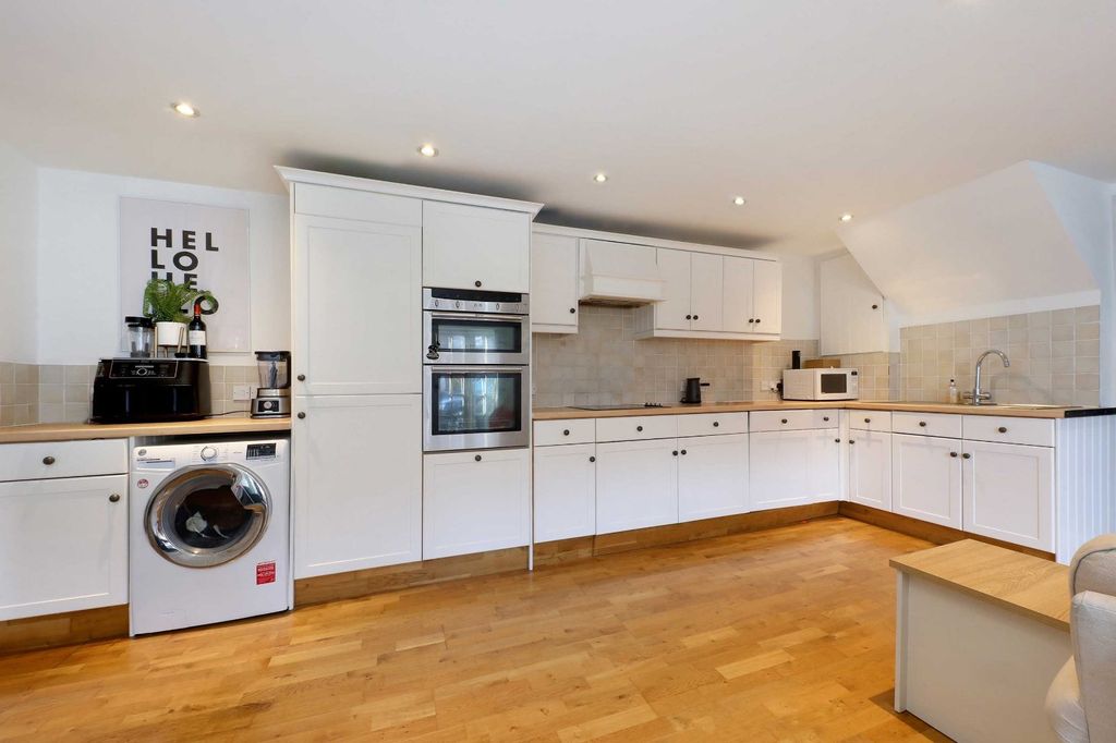 Property photo 3 of 7 Kitchen