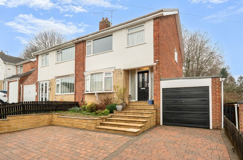 Property photo 1 of 21 Ewemove Harrogate House Front