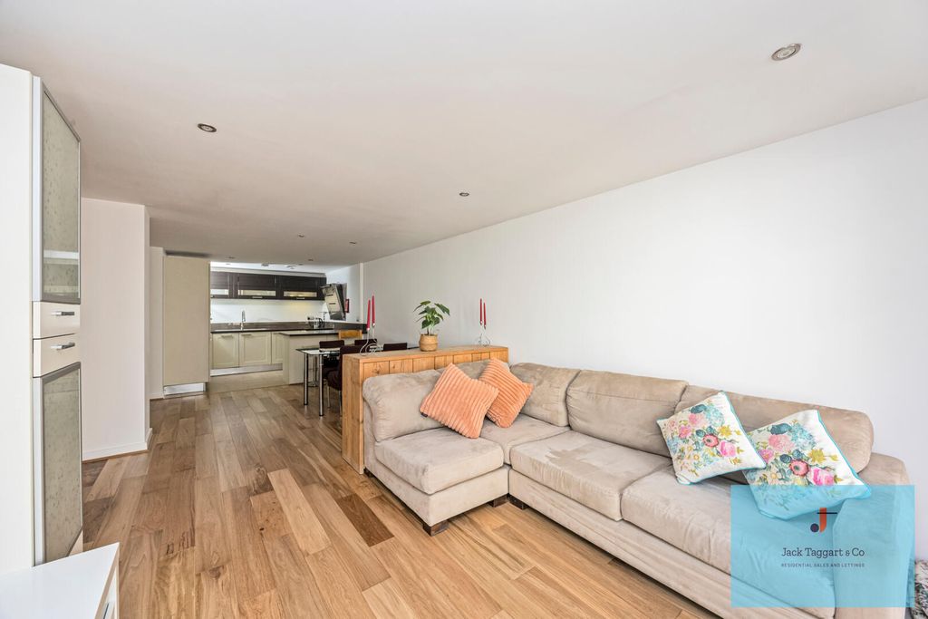 Property photo 3 of 21 Living Room