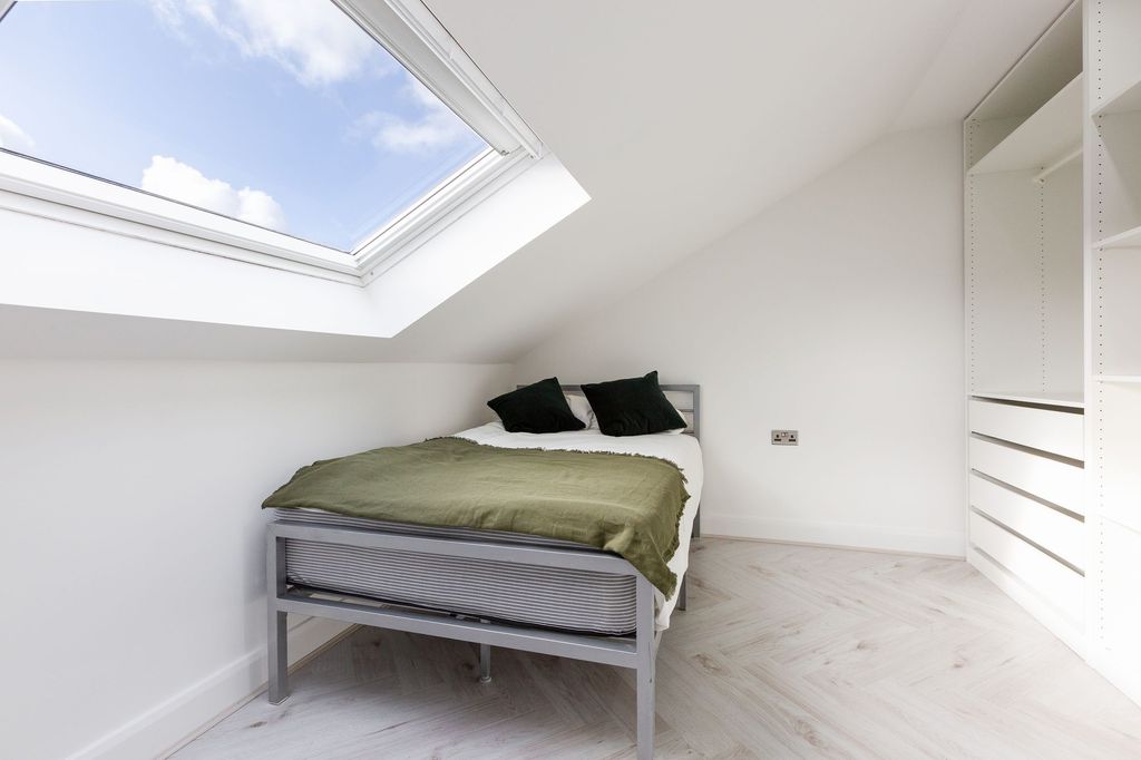 Property photo 3 of 12 Bright And Minimalist Single Bedroom Featuring A S...